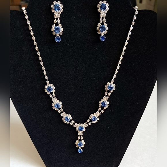 FASHION JEWELRY COLLECTION NECKLACE AND EARRINGS SET IN A BEAUTIFUL BLUE TOPAZ - Picture 3 of 4